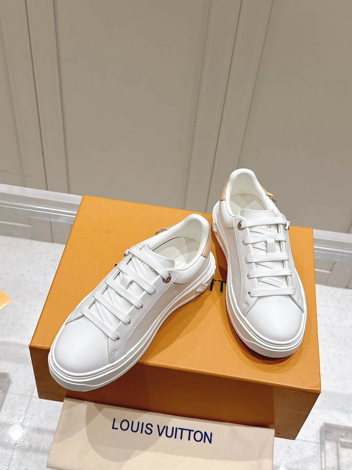 👟👟Ex-factory price 560👟👟 LV new white shoes, four-leaf clover🍀sunflower🌞 charm, add naughty and lively color to simple white shoes, easy to wear and durable, code number: 35+40 (41 customized)